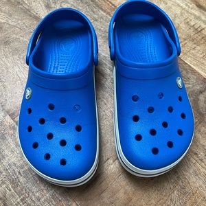 💙royal blue crocs💙